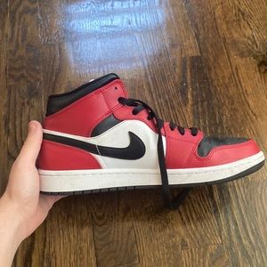 Jordan 1 mid Chicago black toe - used like new - size 9 1/2 men’s